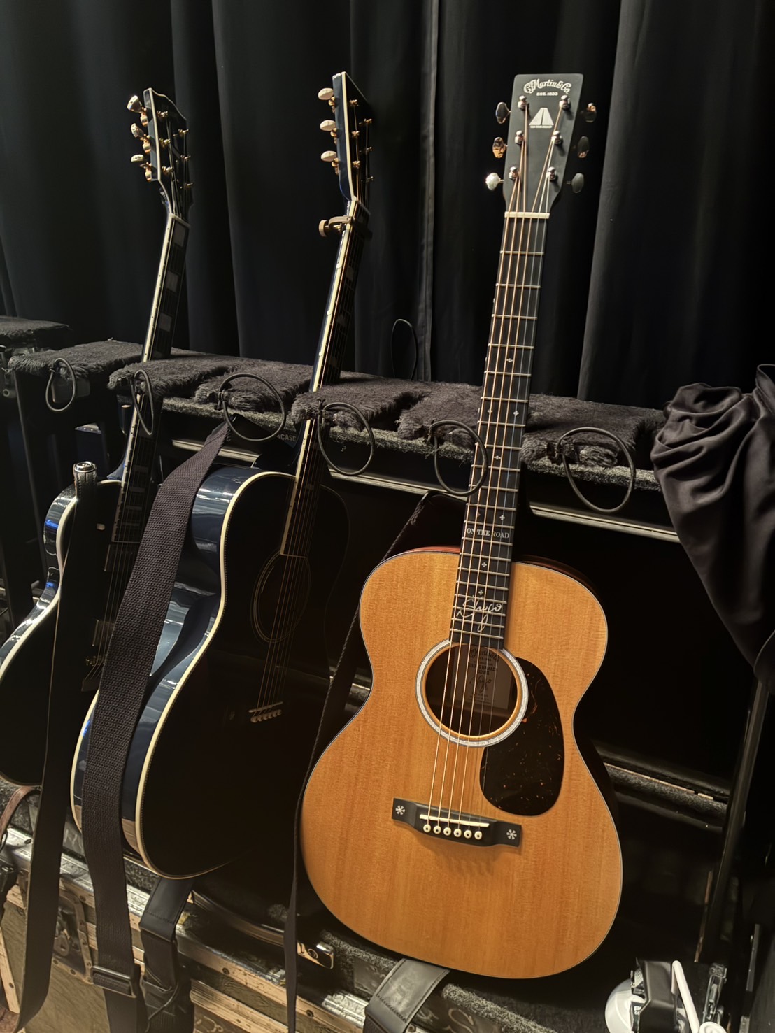 浜田省吾さんのライブ会場でギタースタンドに並ぶ000JR E SHOGO HAMADA