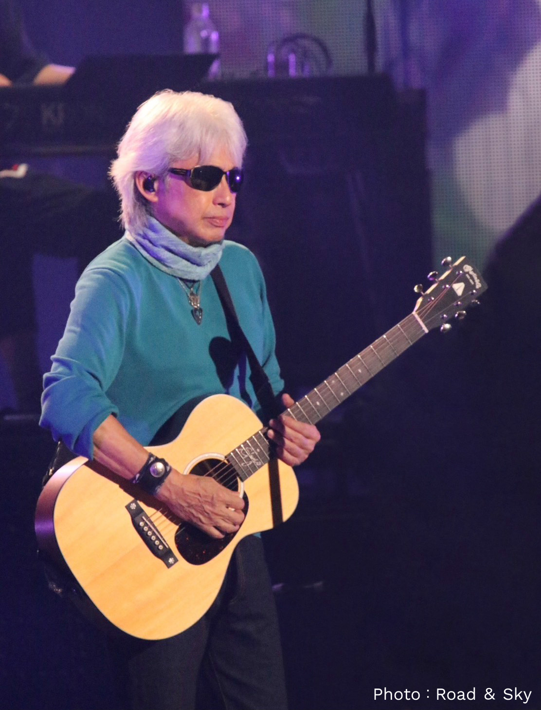 000JR E SHを演奏する浜田省吾さん Photo by Road ＆ Sky