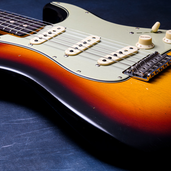 Fender Custom Shop Limited Edition 1963 Stratocaster® Journeyman Relic® 3-Color Sunburst