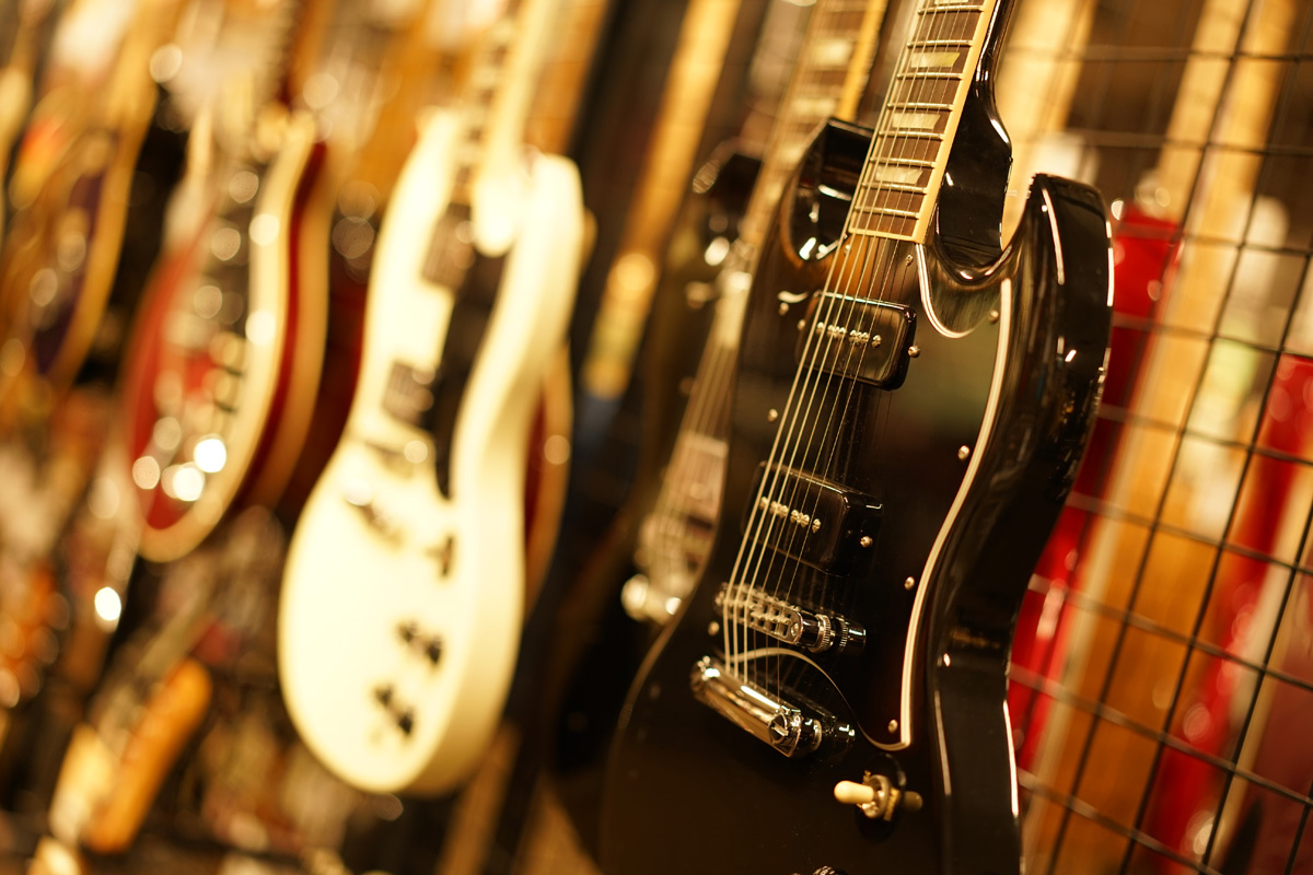新宿駅近くでおすすめの楽器店！中古ギターや管楽器の専門店も | Pathee(パシー)