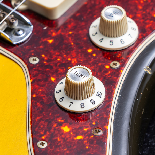 Fender Jazzmaster 1966 -3Tone Sunburst-